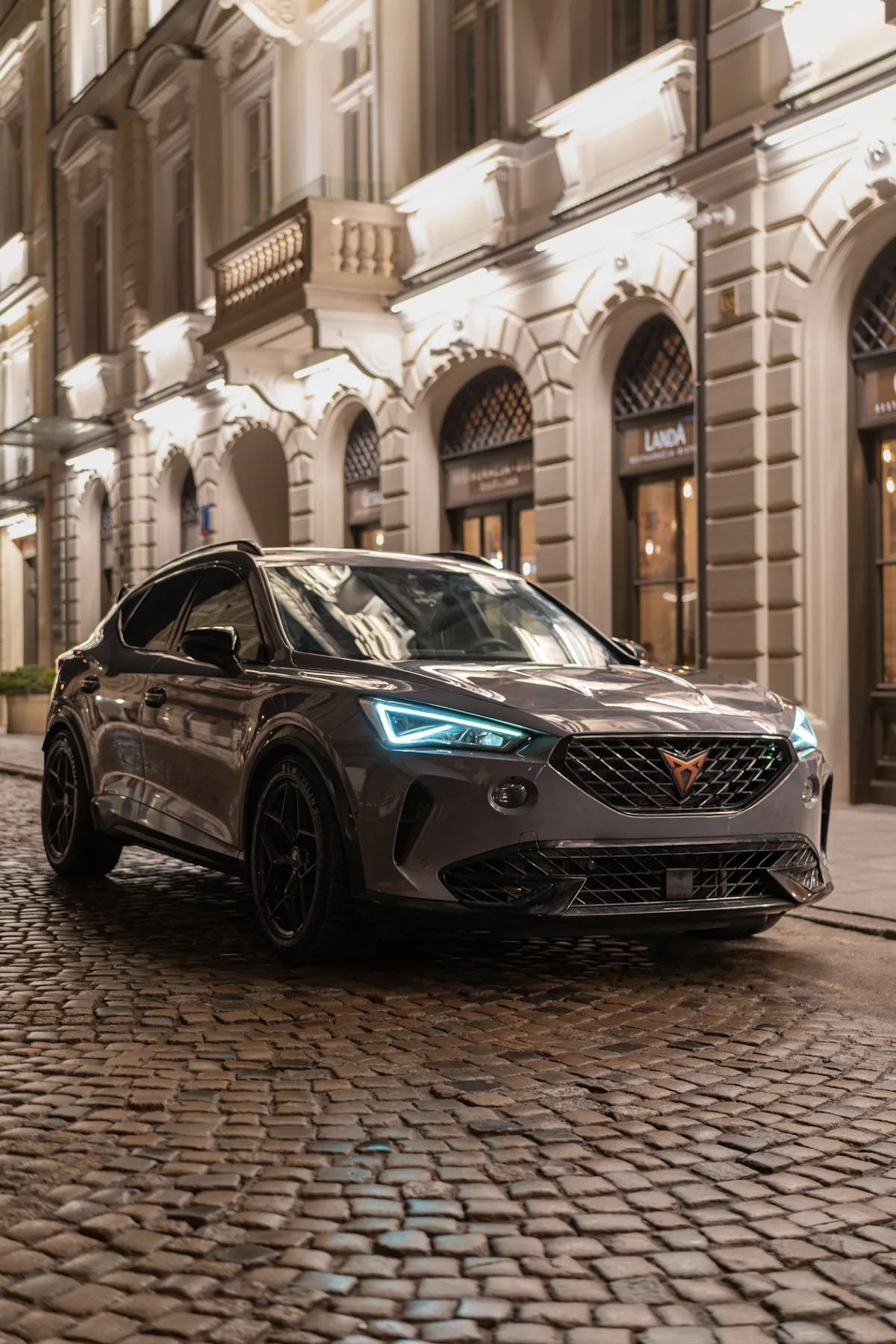 CUPRA Formentor VZ nocą na warszawskim bruku, włączone światła dzienne